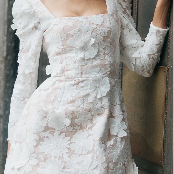 Elegant White Floral Backless Dress - Picture 2 of 9